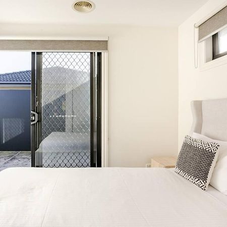 Peaceful And Spacious Modern Chadstone Home Carnegie エクステリア 写真