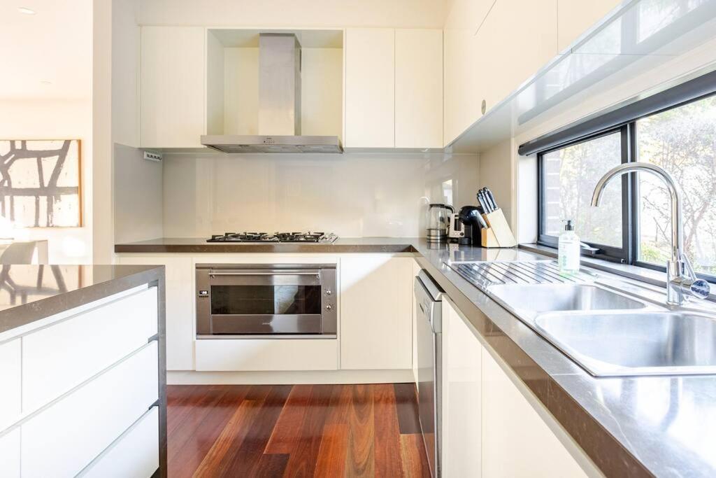 Peaceful And Spacious Modern Chadstone Home Carnegie エクステリア 写真