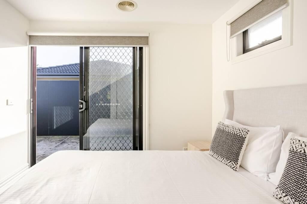 Peaceful And Spacious Modern Chadstone Home Carnegie エクステリア 写真