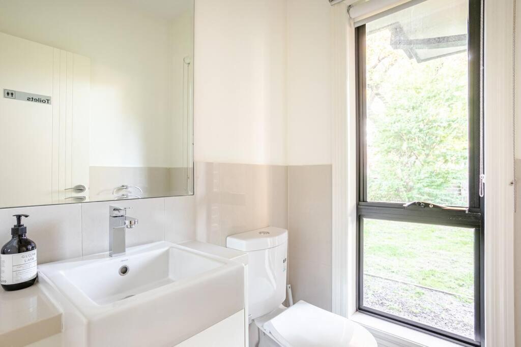 Peaceful And Spacious Modern Chadstone Home Carnegie エクステリア 写真