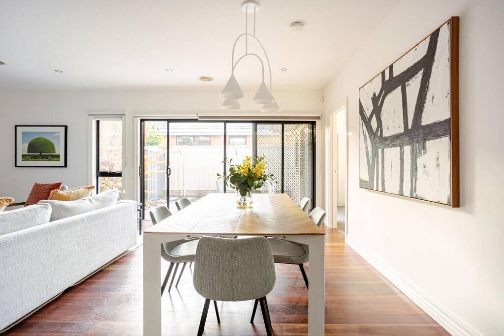 Peaceful And Spacious Modern Chadstone Home Carnegie エクステリア 写真