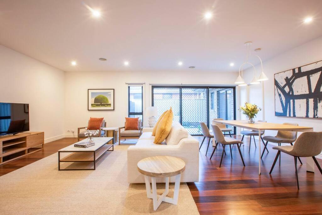 Peaceful And Spacious Modern Chadstone Home Carnegie エクステリア 写真