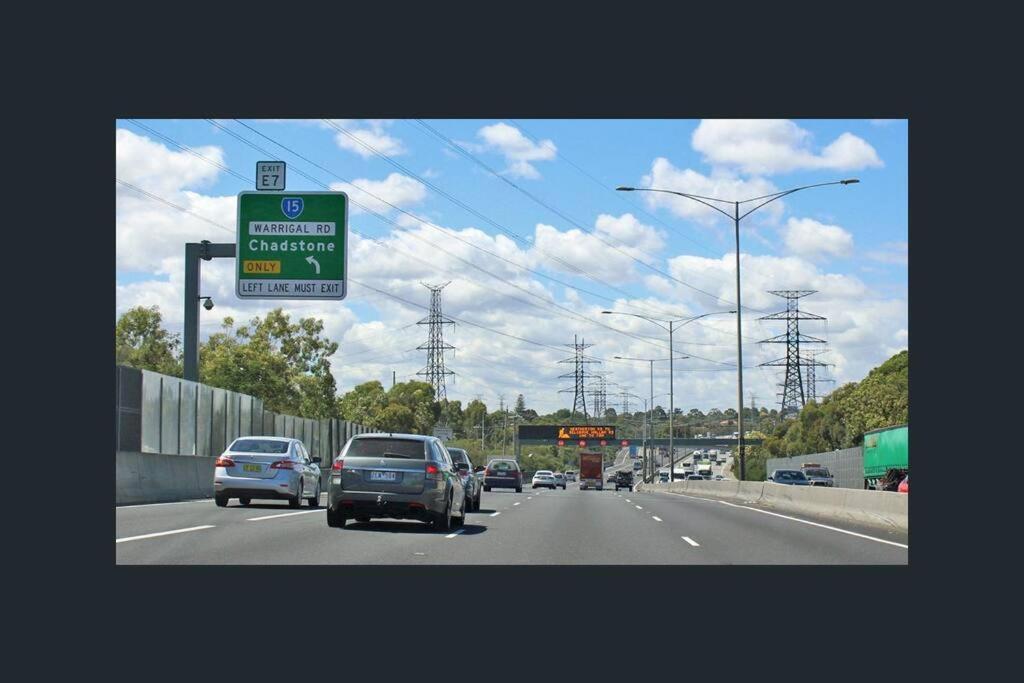 Peaceful And Spacious Modern Chadstone Home Carnegie エクステリア 写真