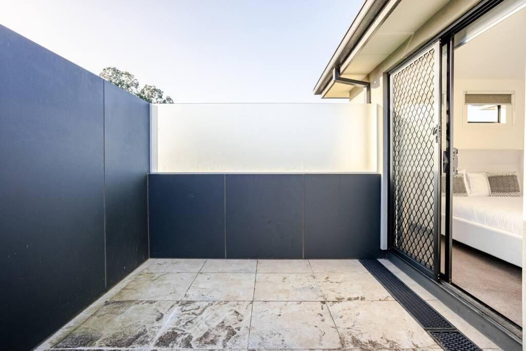 Peaceful And Spacious Modern Chadstone Home Carnegie エクステリア 写真