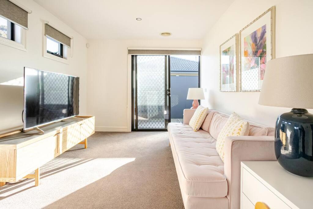 Peaceful And Spacious Modern Chadstone Home Carnegie エクステリア 写真