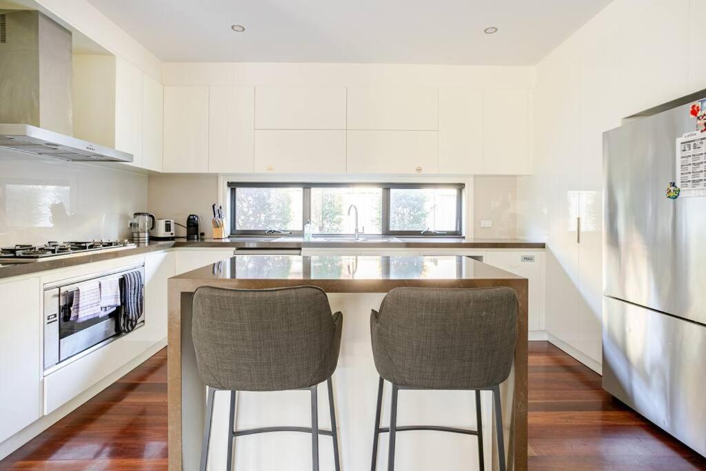 Peaceful And Spacious Modern Chadstone Home Carnegie エクステリア 写真