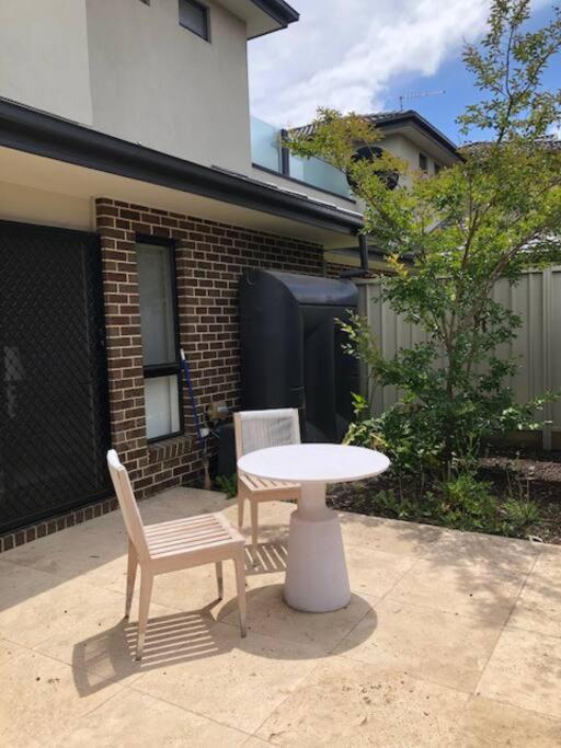 Peaceful And Spacious Modern Chadstone Home Carnegie エクステリア 写真